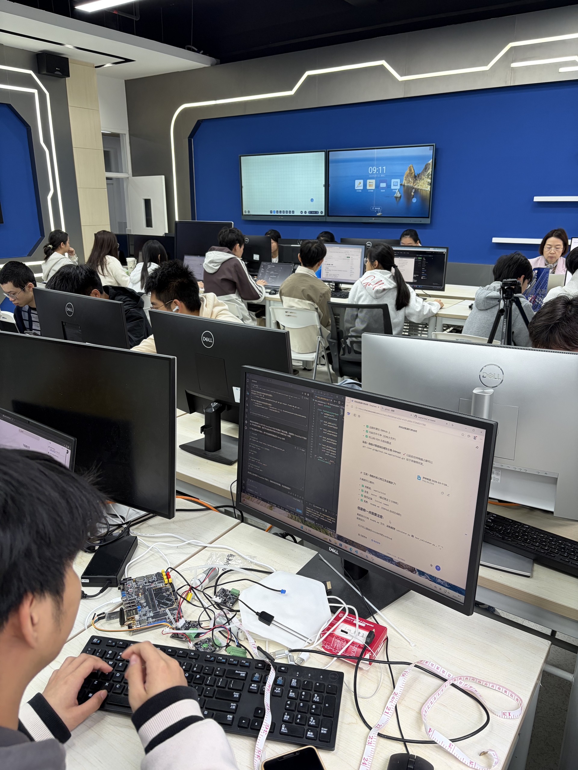 真实课堂现场：学生、AI与硬件协同开发